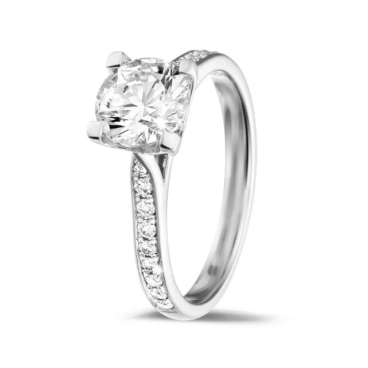 1.25 quilates anillo solitario diamante en platino con diamantes en los lados 