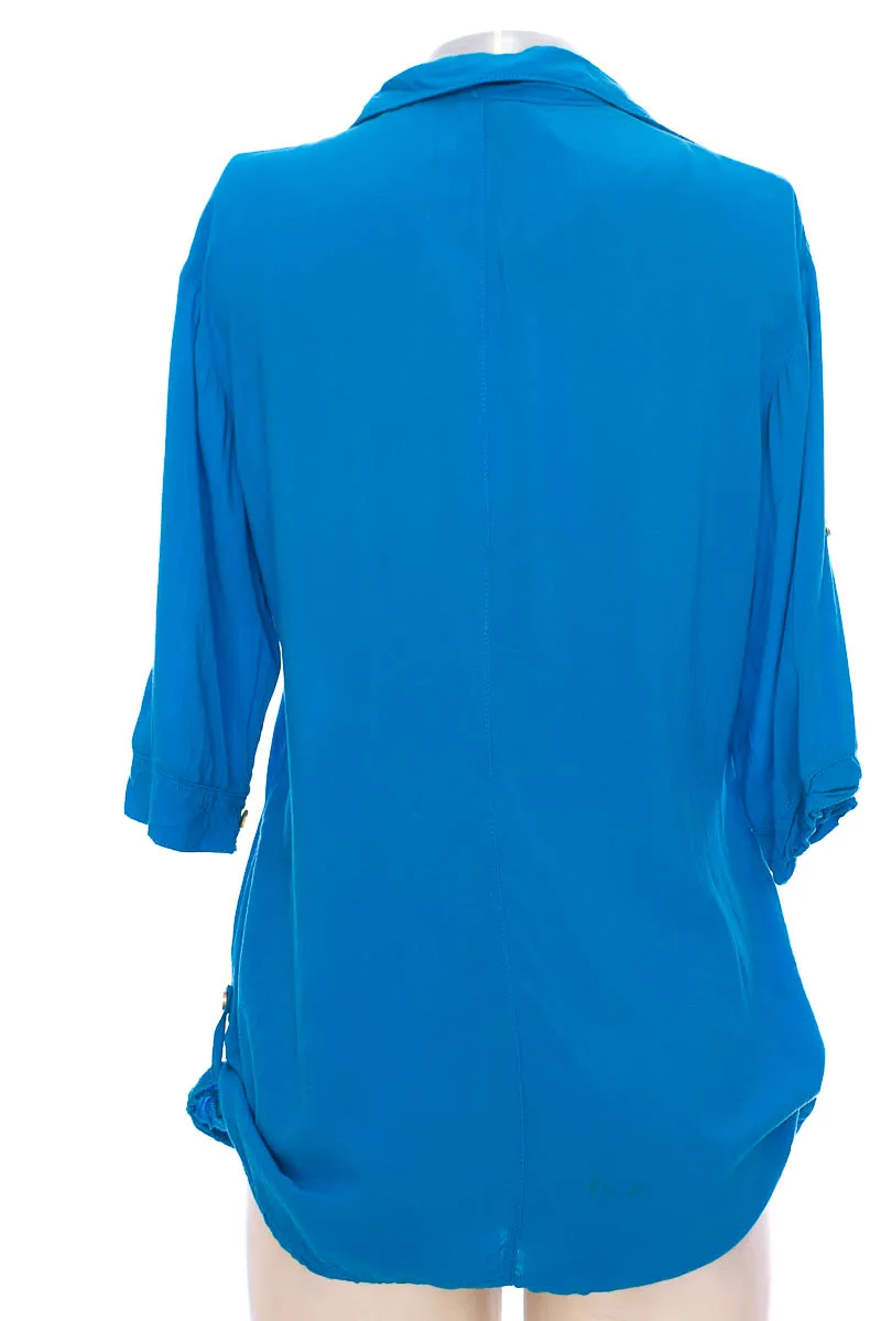 BLUSA COLOR AZUL  CLOSEANDO