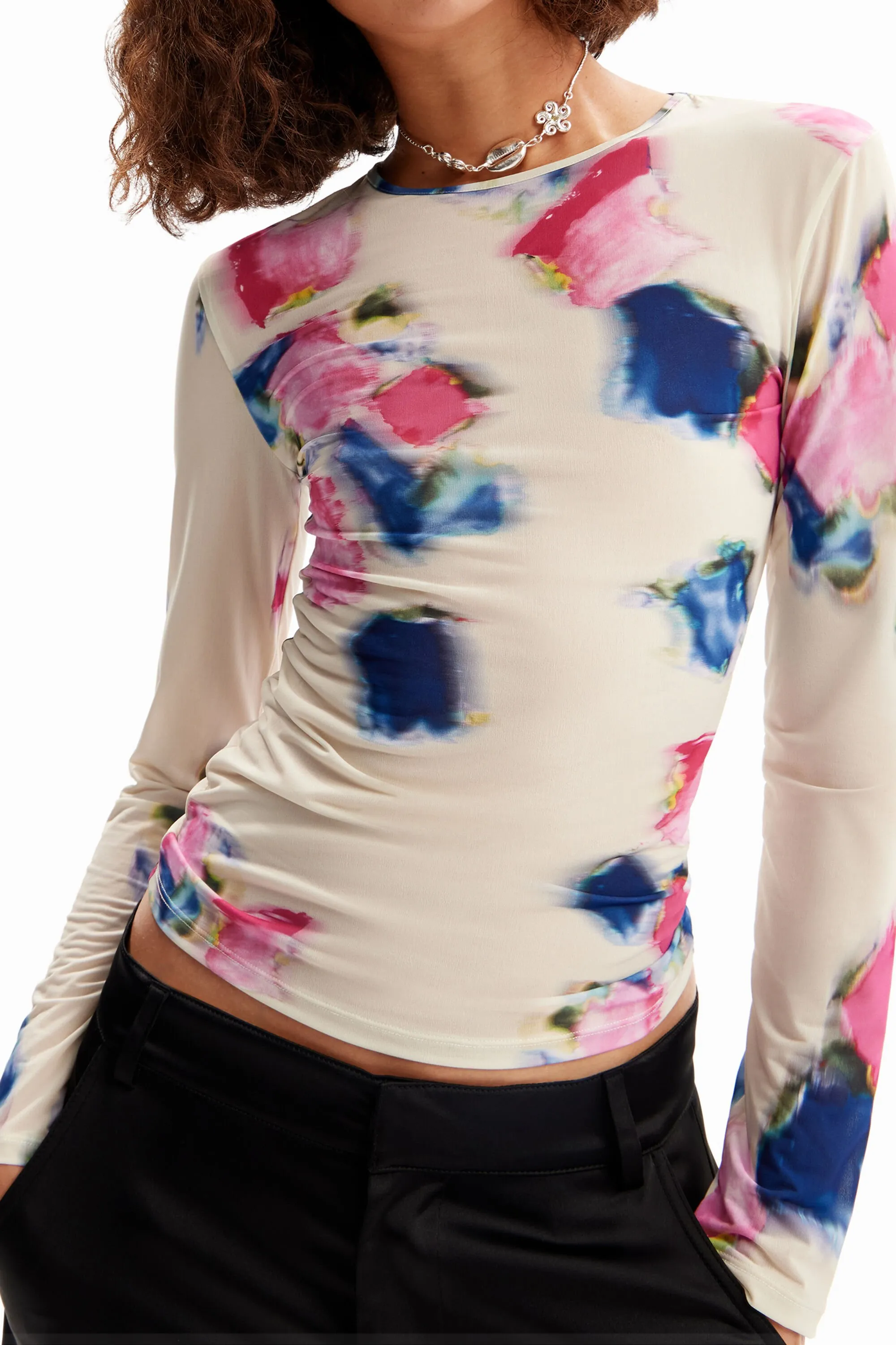 Camiseta floral desenfocada