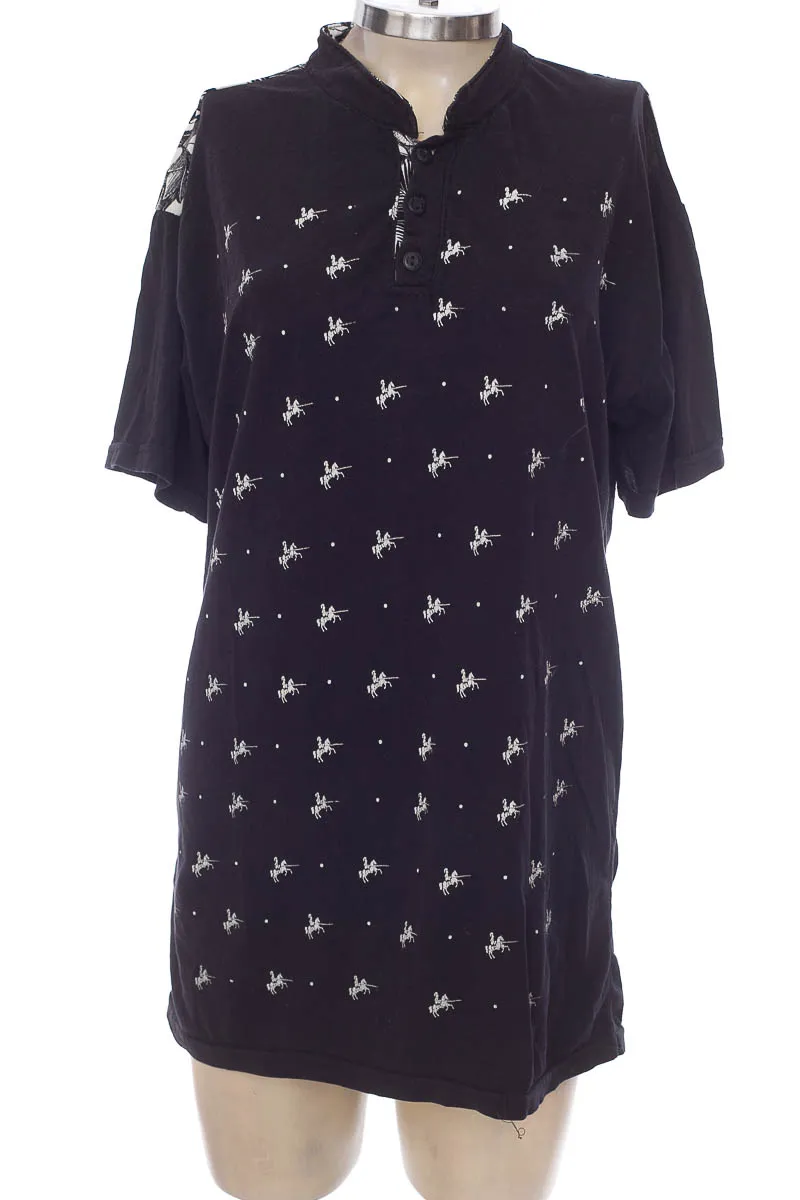 TOP / CAMISETA COLOR NEGRO  CLOSEANDO