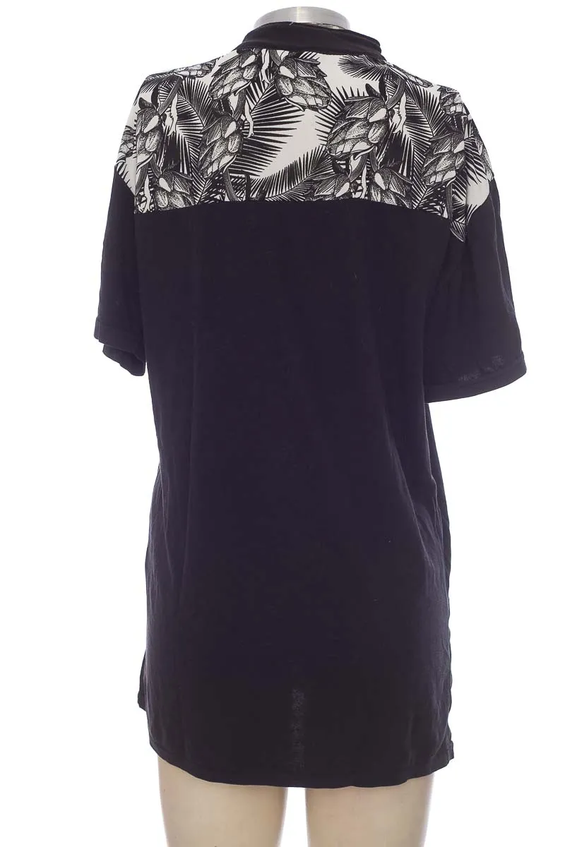 TOP / CAMISETA COLOR NEGRO  CLOSEANDO